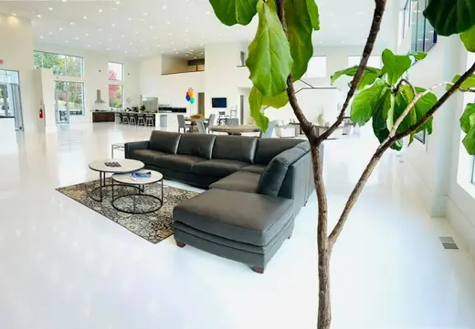 Spacious modern living area with sectional sofa at Neuro RehabCare Kansas City treatment center in Kansas.